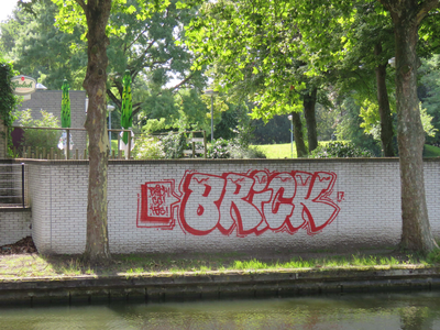 833740 Afbeelding van graffiti met de tekst 'BRICK', op een muurtje langs de Vaartsche Rijn bij Sporthal Hoograven te ...